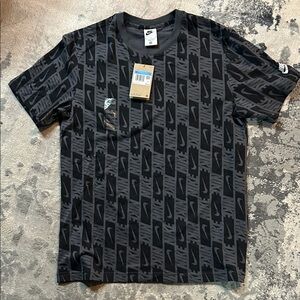 Nike Men's Black and Gray Patterned Tee